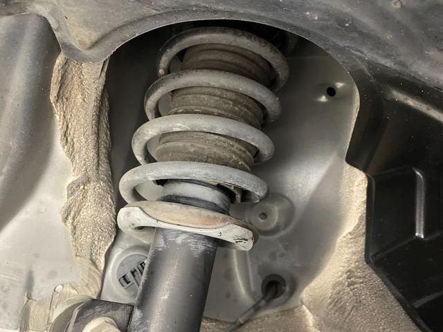 『ウロコポリッシュ』は専用の溶剤で研磨をし、気になるガラスウロコを除去します。頑固なウロコにも効果あり。お車の視界と美観をキープする為にお勧めしたい商品です。