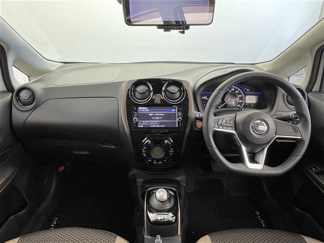 ノート ｅ－パワー　メダリスト　純正７インチＳＤナビ　ステアリングスイッチ　デジタルインナーミラー　アラウンドビューモニター　社外ドライブっレコーダー　フォグライト　ＬＥＤライト　オートライト　電格ミラー　Ｐスタート　スマートキー（2枚目）