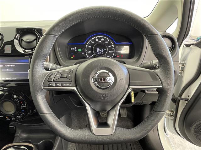 ノート ｅ－パワー　メダリスト　純正７インチＳＤナビ　ステアリングスイッチ　デジタルインナーミラー　アラウンドビューモニター　社外ドライブっレコーダー　フォグライト　ＬＥＤライト　オートライト　電格ミラー　Ｐスタート　スマートキー（12枚目）