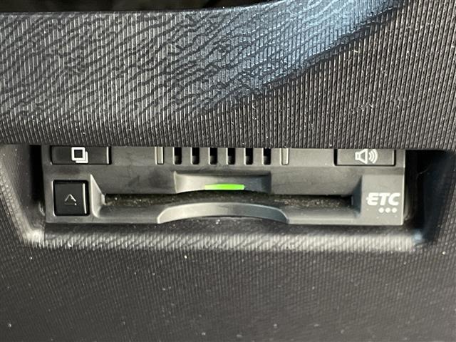 アクア Ｓ　スタイルブラック　純正ナビ　バックカメラ　フルセグＴＶ　ビルトインＥＴＣ　衝突被害軽減ブレーキ　レーンアシスト　オートマチックハイビーム　スマートキー　プッシュスタートボタン　フロアマット　横滑り防止装置　禁煙車（6枚目）