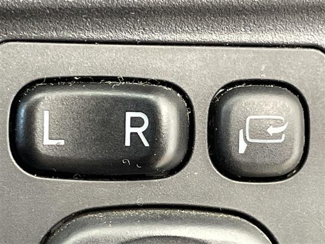 アクア Ｓ　純正ナビ　バックカメラ　フルセグＴＶ　Ｂｌｕｅｔｏｏｔｈ接続　ＥＴＣ　スマートキー　プッシュスタートボタン　オートライト　モデリスタアルミホイール　横滑り防止装置　フロアマット　横滑り防止装置　禁煙車（11枚目）