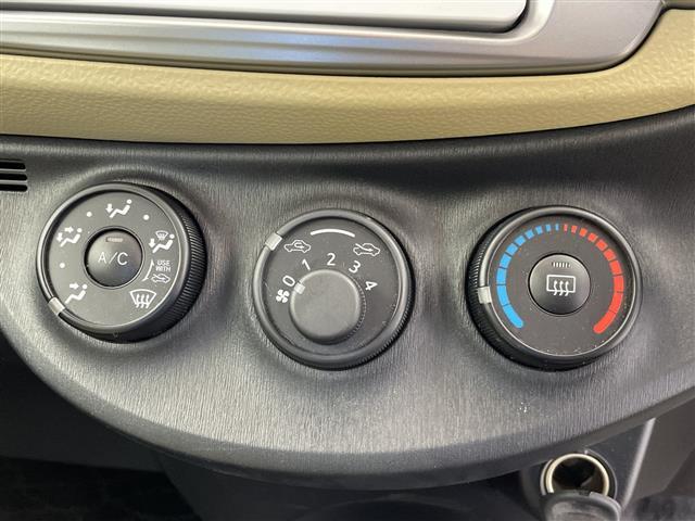 ヴィッツ Ｆ　純正ナビ　ワンセグＴＶ／ＣＤ／ＳＤ／ＡＵＸ　エアコン　フロアマット　ハロゲンヘッドライト　横滑り防止装置　リモコンキー　電動格納ミラー　ヘッドライトレベライザー　パワーウィンドウ　ハロゲンライト　禁煙（4枚目）