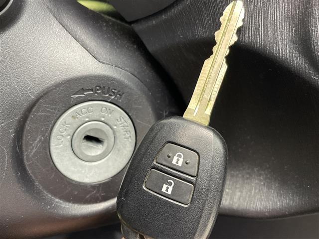 ヴィッツ Ｆ　純正ナビ　ワンセグＴＶ／ＣＤ／ＳＤ／ＡＵＸ　エアコン　フロアマット　ハロゲンヘッドライト　横滑り防止装置　リモコンキー　電動格納ミラー　ヘッドライトレベライザー　パワーウィンドウ　ハロゲンライト　禁煙（5枚目）