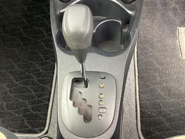 ヴィッツ Ｆ　純正ナビ　ワンセグＴＶ／ＣＤ／ＳＤ／ＡＵＸ　エアコン　フロアマット　ハロゲンヘッドライト　横滑り防止装置　リモコンキー　電動格納ミラー　ヘッドライトレベライザー　パワーウィンドウ　ハロゲンライト　禁煙（8枚目）