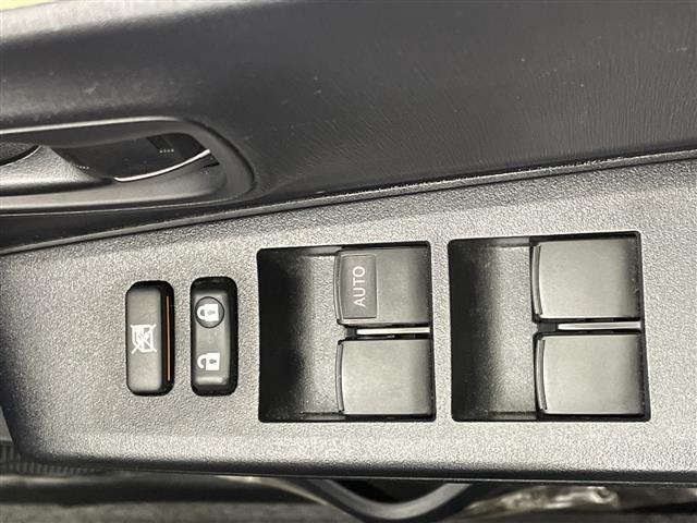 ヴィッツ Ｆ　純正ナビ　ワンセグＴＶ／ＣＤ／ＳＤ／ＡＵＸ　エアコン　フロアマット　ハロゲンヘッドライト　横滑り防止装置　リモコンキー　電動格納ミラー　ヘッドライトレベライザー　パワーウィンドウ　ハロゲンライト　禁煙（11枚目）