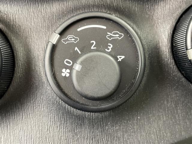 ヴィッツ Ｆ　純正ナビ　ワンセグＴＶ／ＣＤ／ＳＤ／ＡＵＸ　エアコン　フロアマット　ハロゲンヘッドライト　横滑り防止装置　リモコンキー　電動格納ミラー　ヘッドライトレベライザー　パワーウィンドウ　ハロゲンライト　禁煙（18枚目）