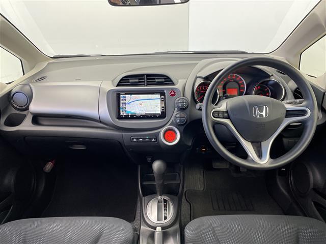 フィット 13G 禁煙車 純正7インチナビ 盗難防止装置 ビルトインETC バックカメラ ステアリングスイッチ 電動格納ミラー パワーウィンドウ オートエアコン オートライト スマートキー HIDライト ECONモード(2枚目)