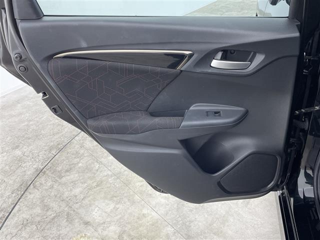 フィットハイブリッド Ｓパッケージ　禁煙車　衝突軽減ブレーキ　純正７インチナビ　バックカメラ　クルーズコントロール　ＬＥＤライト　純正１６インチアルミホイール　ステアリングリモコン　パドルシフト　ＥＴＣ　ドライブレコーダー　スマートキー（38枚目）