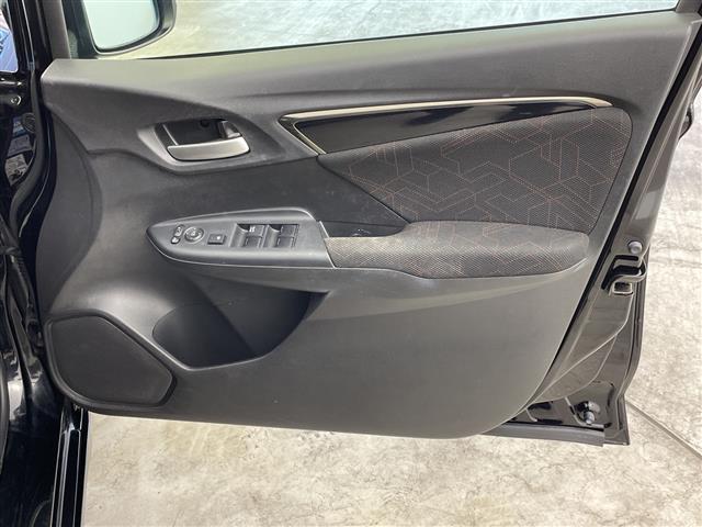 フィットハイブリッド Ｓパッケージ　禁煙車　衝突軽減ブレーキ　純正７インチナビ　バックカメラ　クルーズコントロール　ＬＥＤライト　純正１６インチアルミホイール　ステアリングリモコン　パドルシフト　ＥＴＣ　ドライブレコーダー　スマートキー（41枚目）