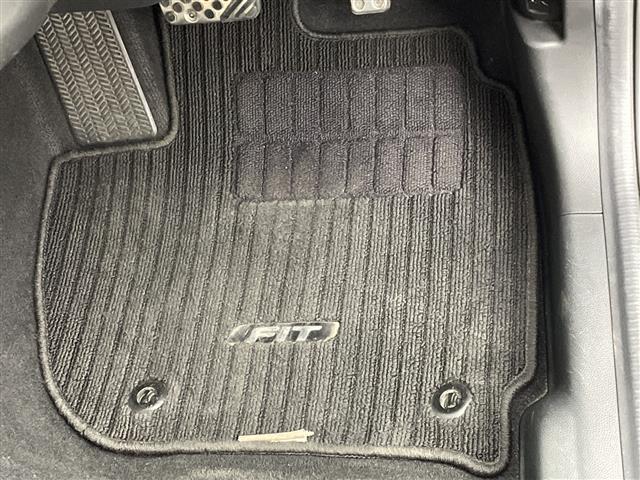 フィットハイブリッド Ｓパッケージ　禁煙車　衝突軽減ブレーキ　純正７インチナビ　バックカメラ　クルーズコントロール　ＬＥＤライト　純正１６インチアルミホイール　ステアリングリモコン　パドルシフト　ＥＴＣ　ドライブレコーダー　スマートキー（42枚目）