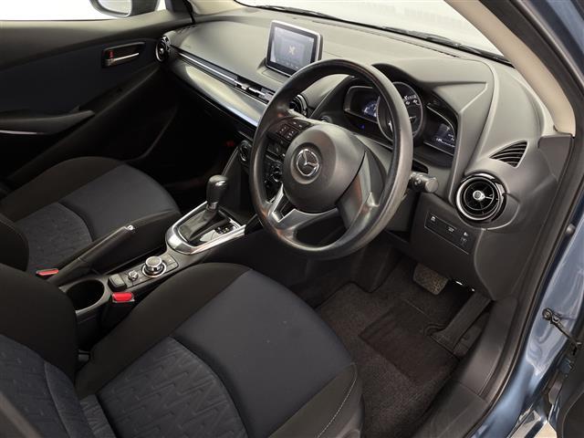 デミオ XD 禁煙車 純正7インチナビ バックカメラ 衝突軽減システム 横滑り防止装置 ビルトインETC I-STOP ヘッドライトレベライザー 電動格納ミラー スマートキー プッシュスタート 純正フロアマット(32枚目)