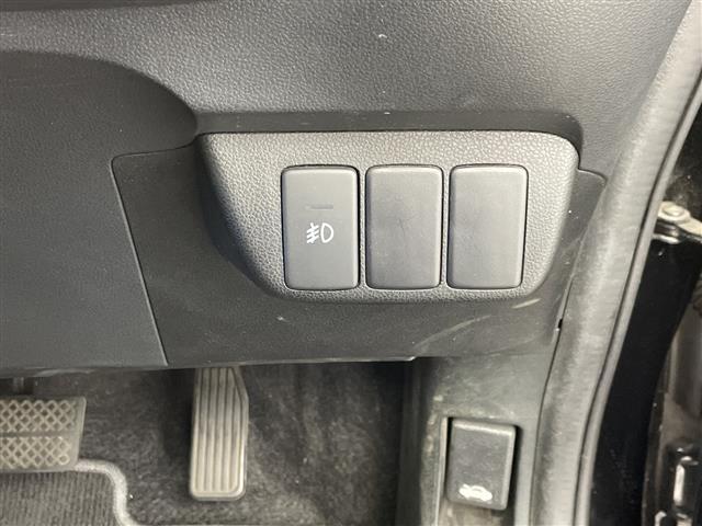 フィット Ｇ　スマートスタイルエディション　純正ナビ　ビルトインＥＴＣ　キノセンヘッドランプ　オートライト　フォグランプ　衝突被害軽減ブレーキ　チップアップシート　エアコン　スマートキー　電動格納ミラー　フロアマット　ステアリングスイッチ　禁煙（4枚目）