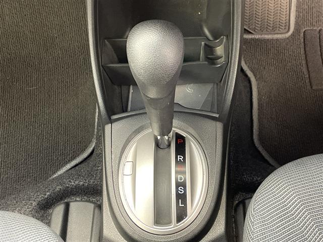 フィット Ｇ　スマートスタイルエディション　純正ナビ　ビルトインＥＴＣ　キノセンヘッドランプ　オートライト　フォグランプ　衝突被害軽減ブレーキ　チップアップシート　エアコン　スマートキー　電動格納ミラー　フロアマット　ステアリングスイッチ　禁煙（9枚目）