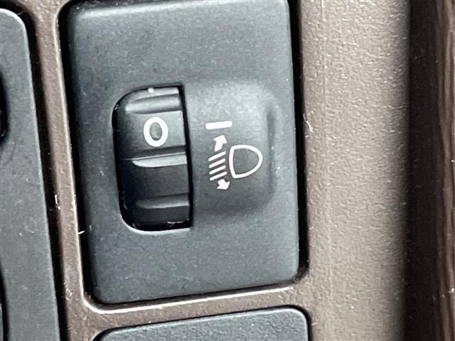 パッソ プラスハナ　Ｃパッケージ　純正ＳＤナビ　バックカメラ　ワンセグＴＶ　キセノンヘッドライト　フォグランプ　エアコン　純正フロアマット　ヘッドライトリベライザー　リモコンキー　盗難防止装置　電動格納ミラー　ＡＢＳ　禁煙車（7枚目）