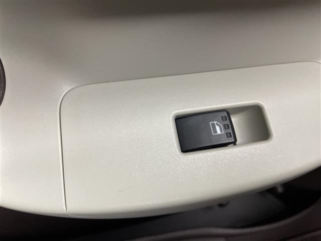 パッソ プラスハナ　Ｃパッケージ　純正ＳＤナビ　バックカメラ　ワンセグＴＶ　キセノンヘッドライト　フォグランプ　エアコン　純正フロアマット　ヘッドライトリベライザー　リモコンキー　盗難防止装置　電動格納ミラー　ＡＢＳ　禁煙車（10枚目）