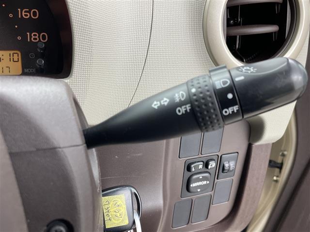 パッソ プラスハナ　Ｃパッケージ　純正ＳＤナビ　バックカメラ　ワンセグＴＶ　キセノンヘッドライト　フォグランプ　エアコン　純正フロアマット　ヘッドライトリベライザー　リモコンキー　盗難防止装置　電動格納ミラー　ＡＢＳ　禁煙車（25枚目）