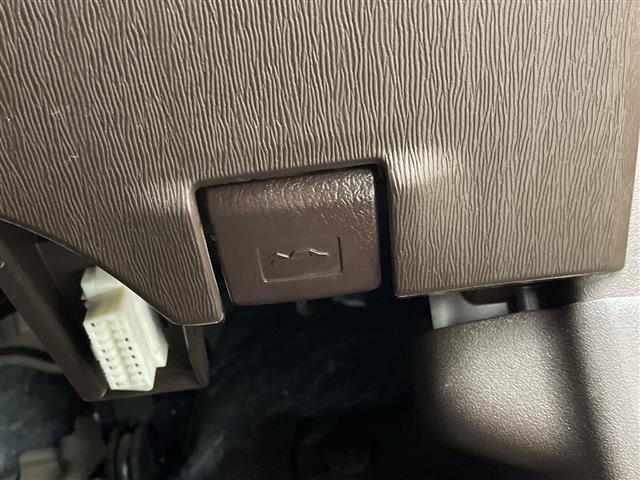 パッソ プラスハナ　Ｃパッケージ　純正ＳＤナビ　バックカメラ　ワンセグＴＶ　キセノンヘッドライト　フォグランプ　エアコン　純正フロアマット　ヘッドライトリベライザー　リモコンキー　盗難防止装置　電動格納ミラー　ＡＢＳ　禁煙車（28枚目）