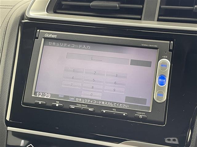 フィットハイブリッド Ｌパッケージ　純正８型ナビ　バックカメラ　ワンセグＴＶ　ＥＴＣ　オートライト　キノセンヘッドライト　衝突被害軽減システム　クルーズコントロール　ＡＢＳ　ハーフレザーシート　スマートキー　オートエアコン　禁煙車（3枚目）