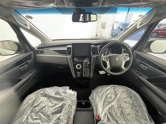 デリカＤ：５ シャモニー　４ＷＤ　登録済未使用車　ＢＳＭ　ハーフレザーシート　電動リアゲート　アダプティブクルーズコントロール　衝突被害軽減ブレーキ　レーンアシスト　オートマチックハイビーム　ＬＥＤ　ステアリングヒーター　禁煙（2枚目）