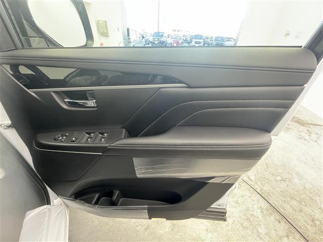 デリカＤ：５ シャモニー　４ＷＤ　登録済未使用車　ＢＳＭ　ハーフレザーシート　電動リアゲート　アダプティブクルーズコントロール　衝突被害軽減ブレーキ　レーンアシスト　オートマチックハイビーム　ＬＥＤ　ステアリングヒーター　禁煙（41枚目）