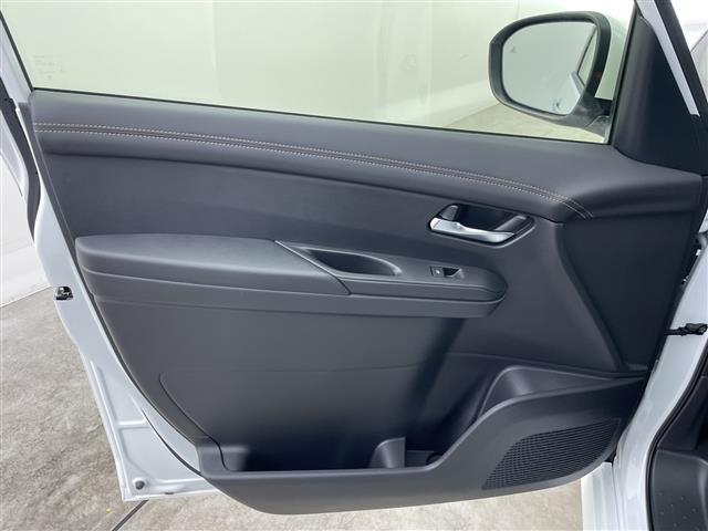 セレナ ｅ－パワー　ハイウェイスターＶ　登録済未使用車　純正１２．３型ナビ　全周囲カメラ　プロパイロット　ＥＴＣ２．０　純正前後ドラレコ　電子ミラー　ＢＳＭ　両側電動スライドドア　アダプティブＬＥＤライト　衝突被害軽減ブレーキ　禁煙（38枚目）