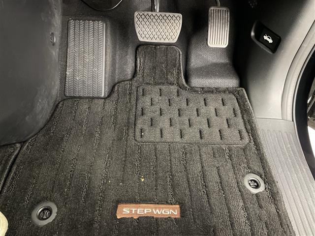 ステップワゴン ｅ：ＨＥＶスパーダ　純正９型ナビ　１５．６型フリップダウンモニター　フルセグＴＶ　ドラレコ　ビルトインＥＴＣ　パワーバックドア　ＢＳＭ　シートヒーター　電動パワースライドドア　ハーフレザー　ＡＣＣ　ＬＫＡＳ　ＬＥＤ　禁煙（42枚目）