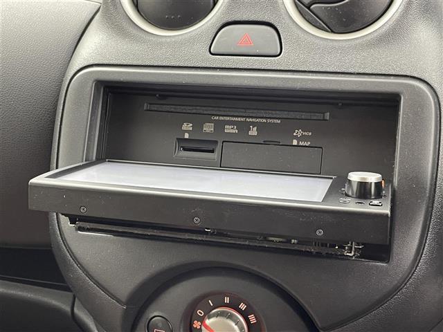 マーチ １２Ｘ　３０ｔｈハピネス　純正ナビ　前後ドライブレコーダー　プッシュスタートボタン　スマートキー　急発進防止装置　アイドリングストップ　電動格納ミラー　純正フロアマット　エアコン　取扱説明書　保証書　横滑り防止装置　禁煙車（9枚目）