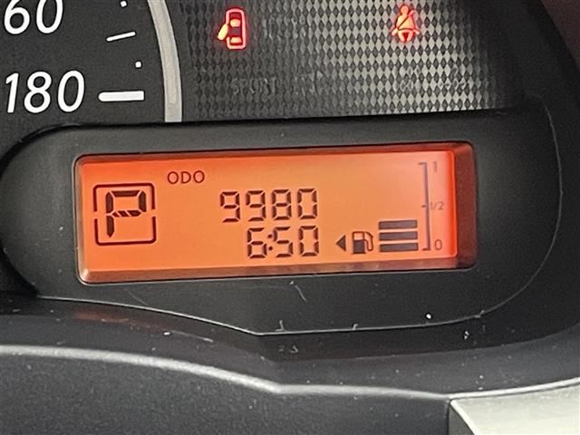 マーチ １２Ｘ　３０ｔｈハピネス　純正ナビ　前後ドライブレコーダー　プッシュスタートボタン　スマートキー　急発進防止装置　アイドリングストップ　電動格納ミラー　純正フロアマット　エアコン　取扱説明書　保証書　横滑り防止装置　禁煙車（11枚目）