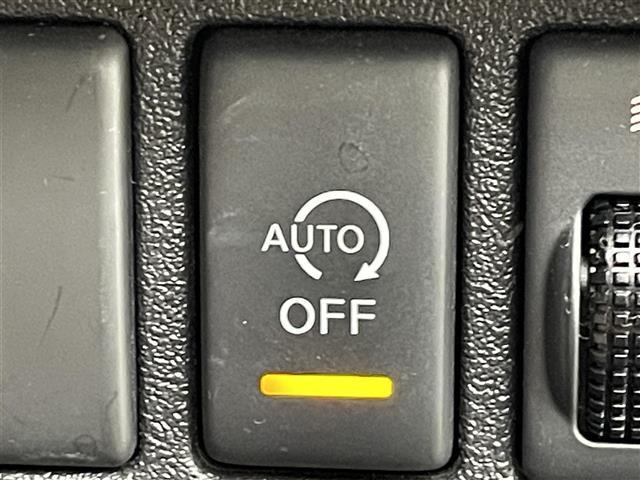 マーチ １２Ｘ　３０ｔｈハピネス　純正ナビ　前後ドライブレコーダー　プッシュスタートボタン　スマートキー　急発進防止装置　アイドリングストップ　電動格納ミラー　純正フロアマット　エアコン　取扱説明書　保証書　横滑り防止装置　禁煙車（12枚目）