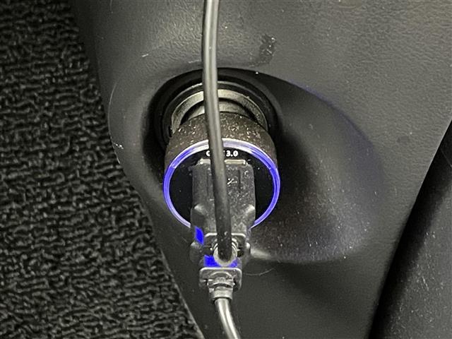 マーチ １２Ｘ　３０ｔｈハピネス　純正ナビ　前後ドライブレコーダー　プッシュスタートボタン　スマートキー　急発進防止装置　アイドリングストップ　電動格納ミラー　純正フロアマット　エアコン　取扱説明書　保証書　横滑り防止装置　禁煙車（20枚目）