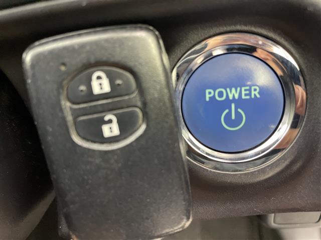 アクア Ｓ　純正ナビ　バックカメラ　ワンセグＴＶ　Ｂｌｕｅｔｏｏｔｈ接続　プッシュスタートボタン　スマートキー　ＬＥＤヘッドライト　オートライト　純正アルミホイール　ステアリングリモコン　純正フロアマット　禁煙車（7枚目）