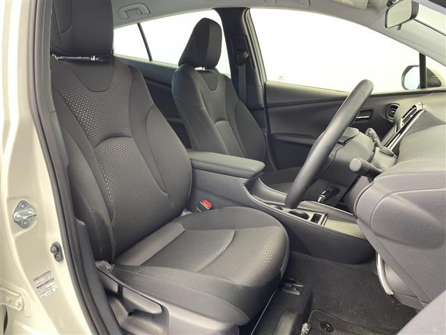 プリウス Ｓ　純正ナビ　バックカメラ　フルセグＴＶ　ＥＴＣ　ＬＥＤヘッドライト　オートハイビーム　追従クルーズコントロール　衝突被害軽減システム　レーンアシスト　オートエアコン　プッシュスタート　スマートキー　禁煙（32枚目）