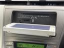 プリウス Ｓ　純正ナビ　バックカメラ　ＥＴＣ　衝突被害軽減システム　盗難防止装置　横滑り防止装置　コーナーセンサー　クルーズコントロール　電動格納ミラー　ステアリングスイッチ　　オートライト　プッシュスタート　禁煙（6枚目）