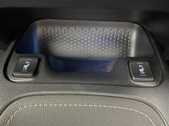 【快適温熱シート（シートヒーター）】寒い日はもちろん、夏の冷房中にも効果を発揮します。長時間座っていると負担のかかりやすい背中や腰、寒い日に冷えやすい脚部を暖めます！温度調節機能もあります。 7
