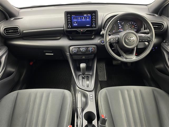 ヤリス X 純正ディスプレイオーディオ フルセグTV BT Miracast AM FM 全方位カメラ ステアリングスイッチ オートライト スペアキー ETC プッシュスタート(2枚目)