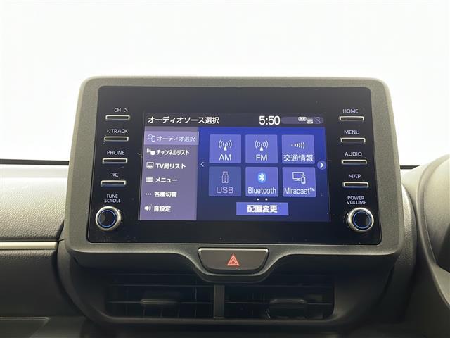 ヤリス X 純正ディスプレイオーディオ フルセグTV BT Miracast AM FM 全方位カメラ ステアリングスイッチ オートライト スペアキー ETC プッシュスタート(3枚目)