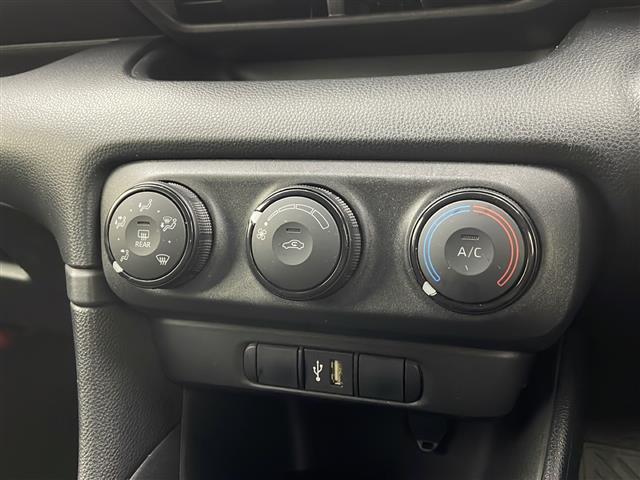 ヤリス X 純正ディスプレイオーディオ フルセグTV BT Miracast AM FM 全方位カメラ ステアリングスイッチ オートライト スペアキー ETC プッシュスタート(17枚目)