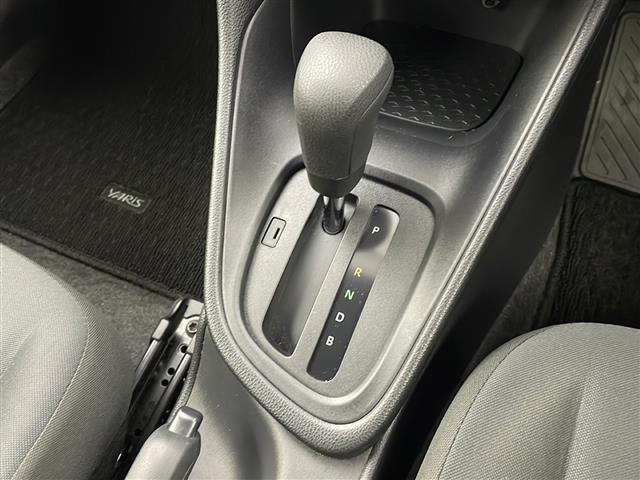 ヤリス X 純正ディスプレイオーディオ フルセグTV BT Miracast AM FM 全方位カメラ ステアリングスイッチ オートライト スペアキー ETC プッシュスタート(18枚目)