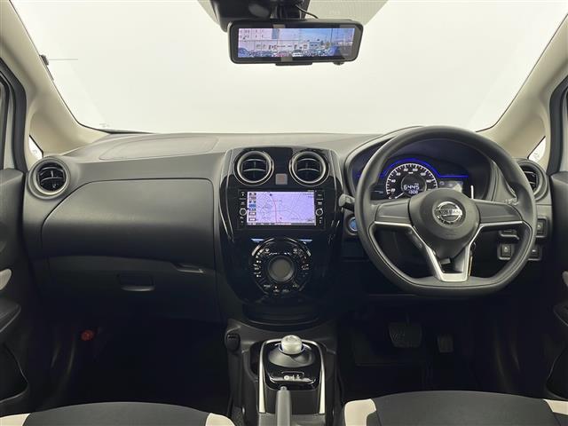 ノート e-パワー X 禁煙車 純正ナビ 社外ドラレコ 衝突軽減ブレーキ LEDヘッドライト オートエアコン オートライト フォグライト インテリジェントルームミラー 電動格納ミラー サイドバイザー 社外フロアマット ETC(6枚目)