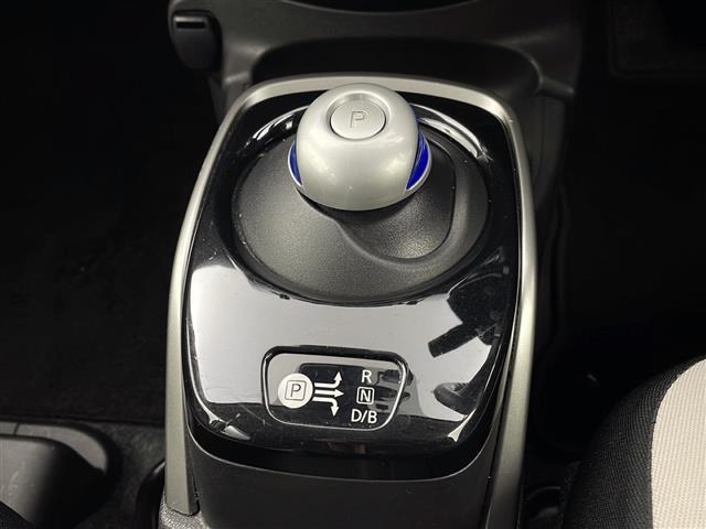 ノート e-パワー X 禁煙車 純正ナビ 社外ドラレコ 衝突軽減ブレーキ LEDヘッドライト オートエアコン オートライト フォグライト インテリジェントルームミラー 電動格納ミラー サイドバイザー 社外フロアマット ETC(10枚目)