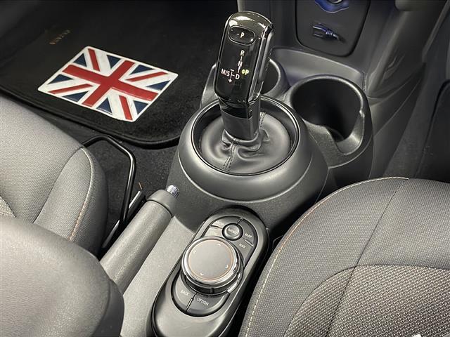 MINI クーパー 純正ナビ(AM/FM/Bluetooth) ETC スマートキー プッシュスタート アイドリングストップ ステアリングスイッチ 横滑り防止装置 純正15インチアルミ 純正フロアマット(13枚目)