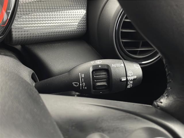 MINI クーパー 純正ナビ(AM/FM/Bluetooth) ETC スマートキー プッシュスタート アイドリングストップ ステアリングスイッチ 横滑り防止装置 純正15インチアルミ 純正フロアマット(19枚目)