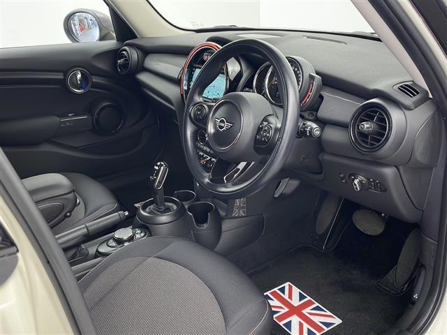 MINI クーパー 純正ナビ(AM/FM/Bluetooth) ETC スマートキー プッシュスタート アイドリングストップ ステアリングスイッチ 横滑り防止装置 純正15インチアルミ 純正フロアマット(20枚目)