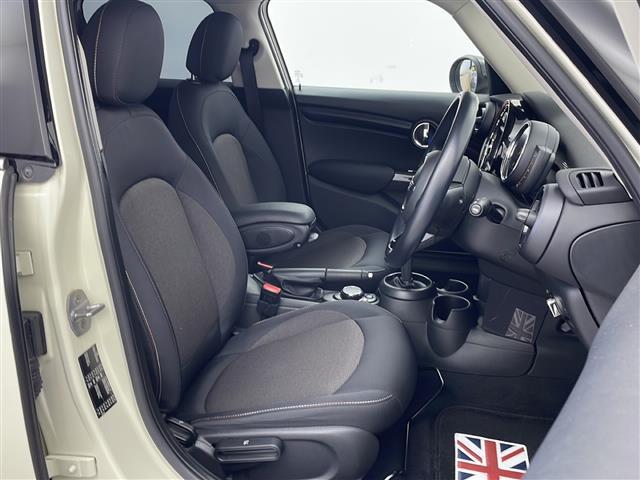 MINI クーパー 純正ナビ(AM/FM/Bluetooth) ETC スマートキー プッシュスタート アイドリングストップ ステアリングスイッチ 横滑り防止装置 純正15インチアルミ 純正フロアマット(22枚目)