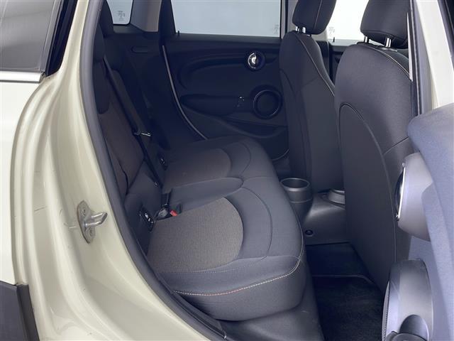 MINI クーパー 純正ナビ(AM/FM/Bluetooth) ETC スマートキー プッシュスタート アイドリングストップ ステアリングスイッチ 横滑り防止装置 純正15インチアルミ 純正フロアマット(24枚目)