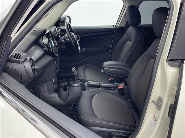 MINI クーパー 純正ナビ(AM/FM/Bluetooth) ETC スマートキー プッシュスタート アイドリングストップ ステアリングスイッチ 横滑り防止装置 純正15インチアルミ 純正フロアマット(30枚目)