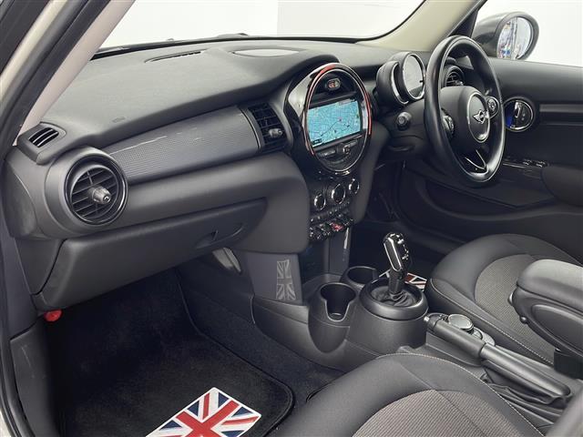 MINI クーパー 純正ナビ(AM/FM/Bluetooth) ETC スマートキー プッシュスタート アイドリングストップ ステアリングスイッチ 横滑り防止装置 純正15インチアルミ 純正フロアマット(31枚目)
