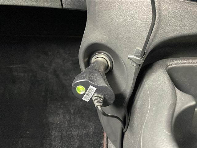 マーチ ニスモ　Ｓ　禁煙車　５ＭＴ　ドライブレコーダー前後　ポータブルナビ　純正オーディオ　ＡＵＸ　ＡＭ　ＦＭ　横滑り防止装置　ＡＵＴＯエアコン　純正ドアバイザー　純正フロアマット　電格ミラー（12枚目）