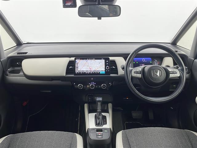 フィット ｅ：ＨＥＶホーム　２０周年特別仕様車　メゾン　純正ナビ　ホンダセンシング　衝突軽減システム　車線逸脱抑制機能　パーキングサポートブレーキ　先行車発進お知らせ　横滑り防止　標識認識機能　追従走行付きクルーズコントロール　ＥＴＣ　ドライブレコーダー（2枚目）