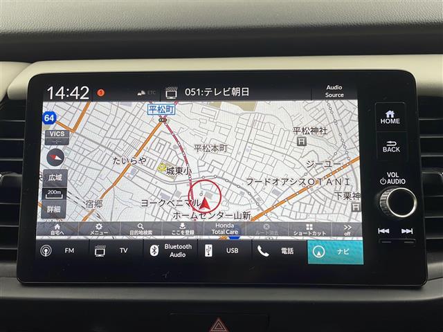 フィット ｅ：ＨＥＶホーム　２０周年特別仕様車　メゾン　純正ナビ　ホンダセンシング　衝突軽減システム　車線逸脱抑制機能　パーキングサポートブレーキ　先行車発進お知らせ　横滑り防止　標識認識機能　追従走行付きクルーズコントロール　ＥＴＣ　ドライブレコーダー（3枚目）